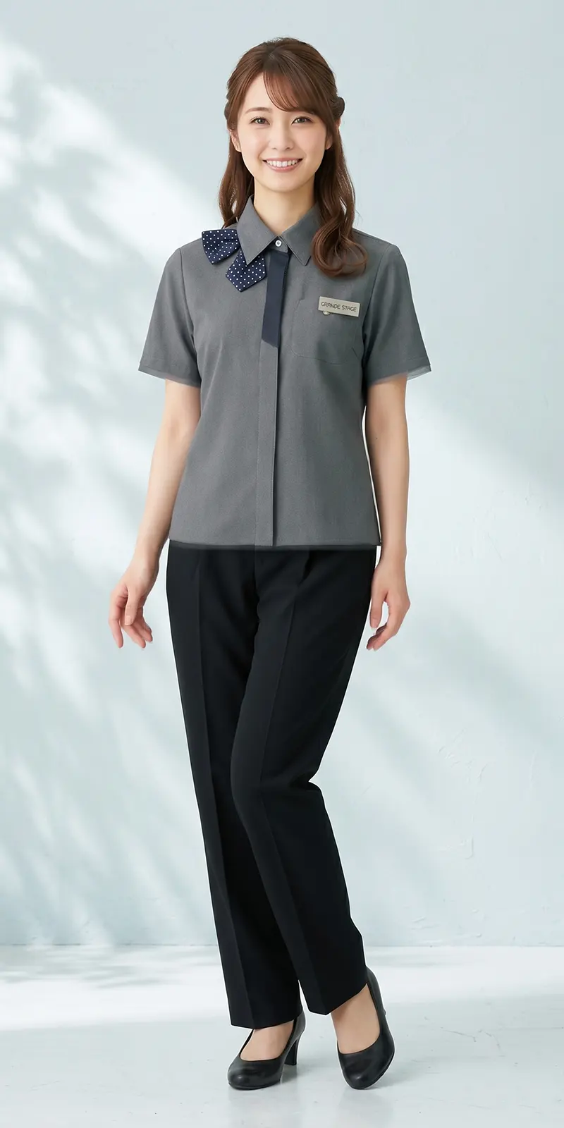 SS820L マルチプル着映えシャツ グレー着用 女性モデル